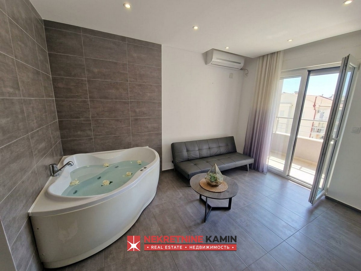 44 m² Studio Apartment with Jacuzzi in a Building with a Lift, Rozino, Budva